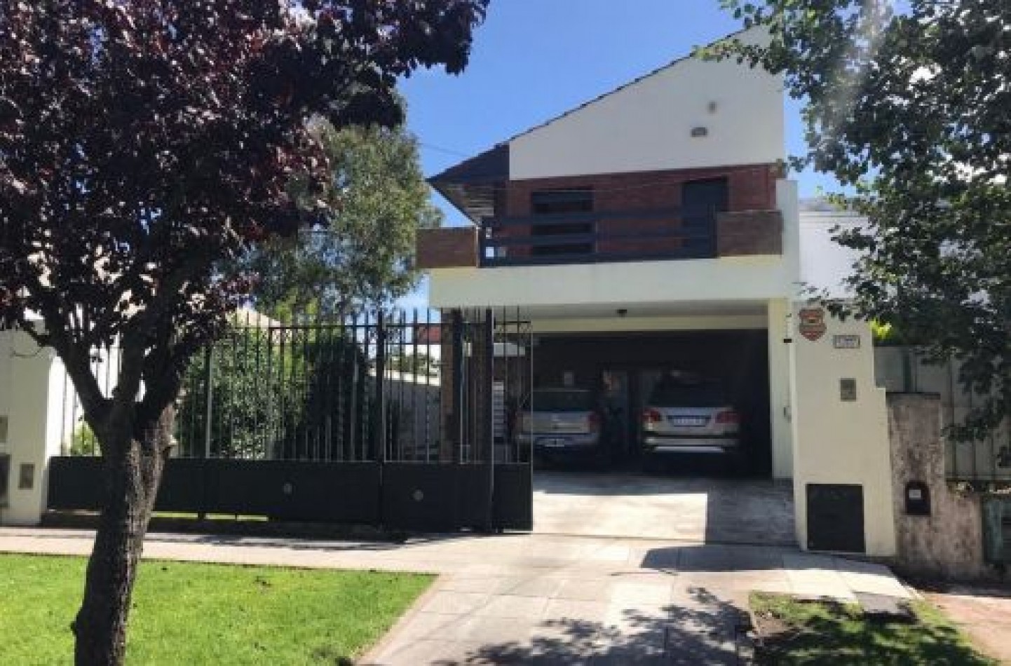 CHALET 3 DORM., ESCRIT., QUINCHO, PARQUE Y COCHERA X 2. Chalet en Venta.