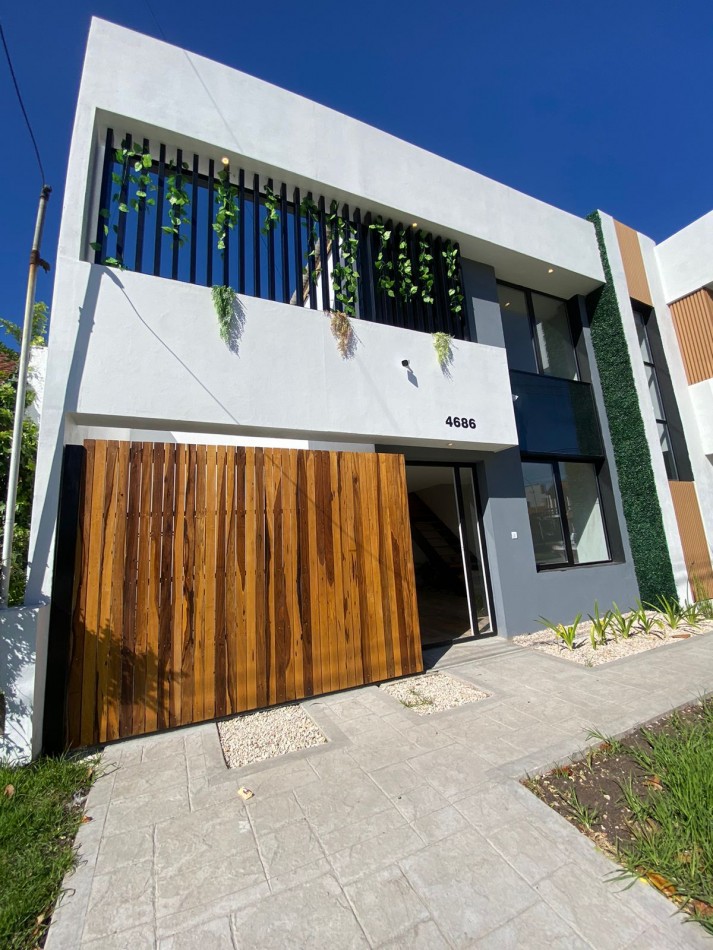 Moderna construccion de 3 ambientes con cochera descubierta con porton en dos plantas. A estrenar.