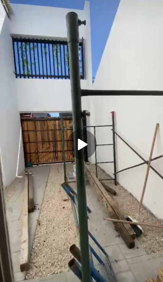 Moderna construccion de 3 ambientes con cochera descubierta con porton en dos plantas. A estrenar.