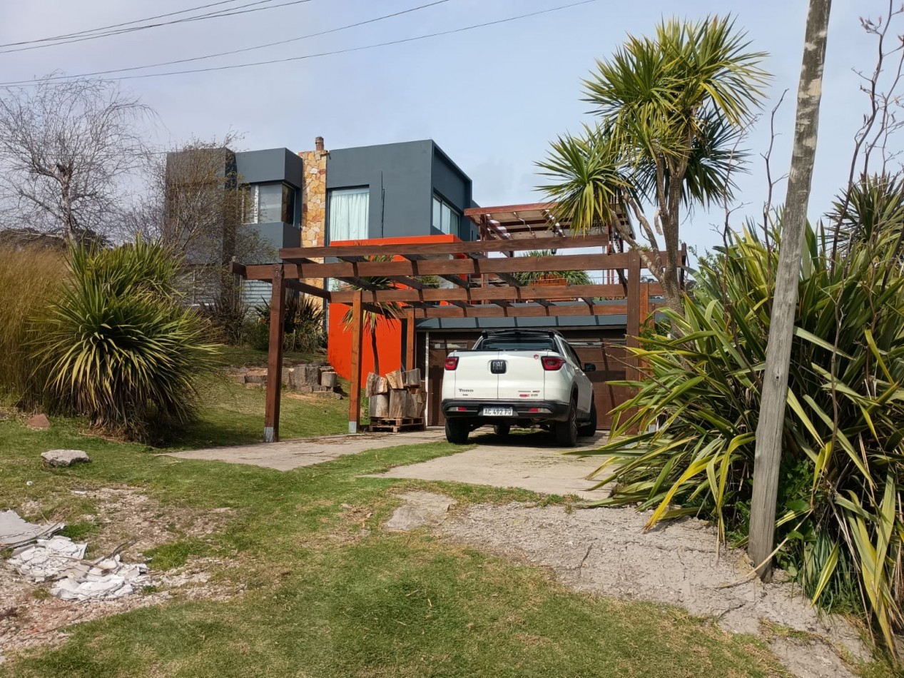 CASA MODERNA CON PILETA EN SIERRAS DE LOS PADRES 