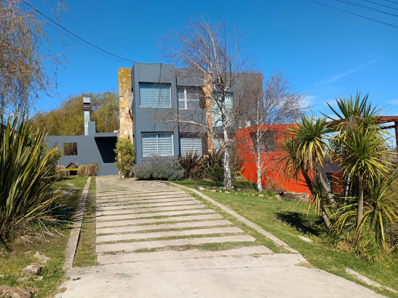 CASA MODERNA CON PILETA EN SIERRAS DE LOS PADRES 