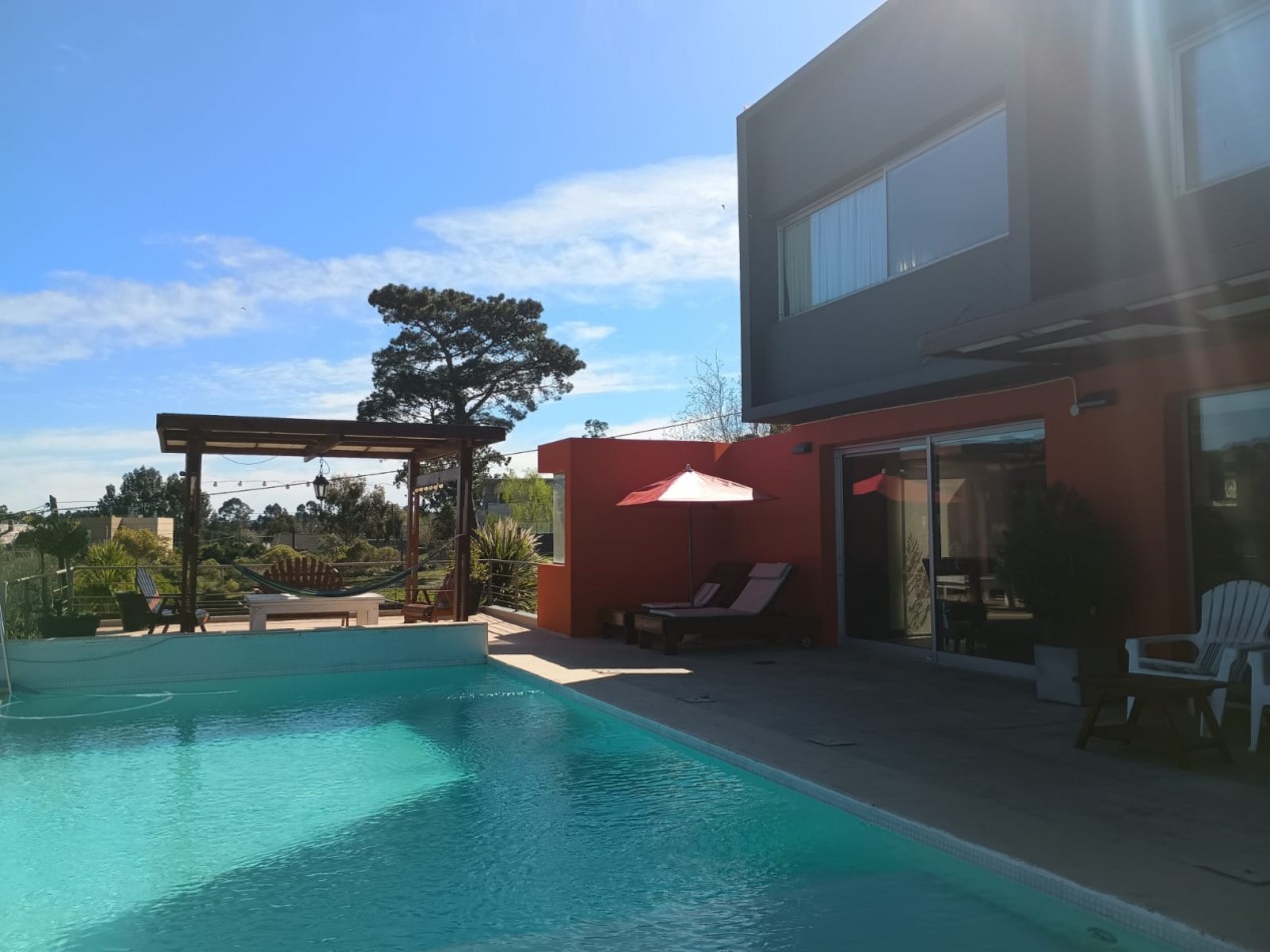 CASA MODERNA CON PILETA EN SIERRAS DE LOS PADRES 