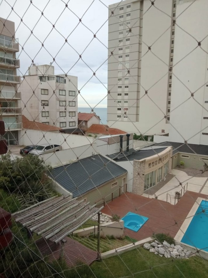 PLAYA CHICA - DEPARTAMENTO 3 AMBIENTES AL CONTRAFRENTE , VEREDA DE SOL CON BALCON CORRIDO - MUY SOLEADO - VISTA PARCIAL AL MAR. 