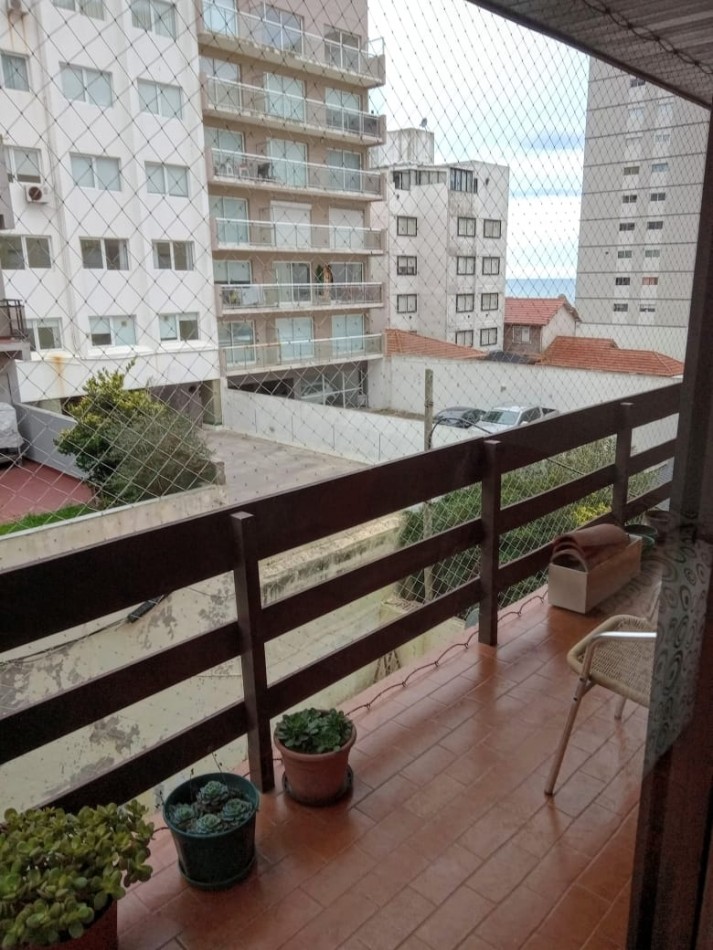PLAYA CHICA - DEPARTAMENTO 3 AMBIENTES AL CONTRAFRENTE , VEREDA DE SOL CON BALCON CORRIDO - MUY SOLEADO - VISTA PARCIAL AL MAR. 