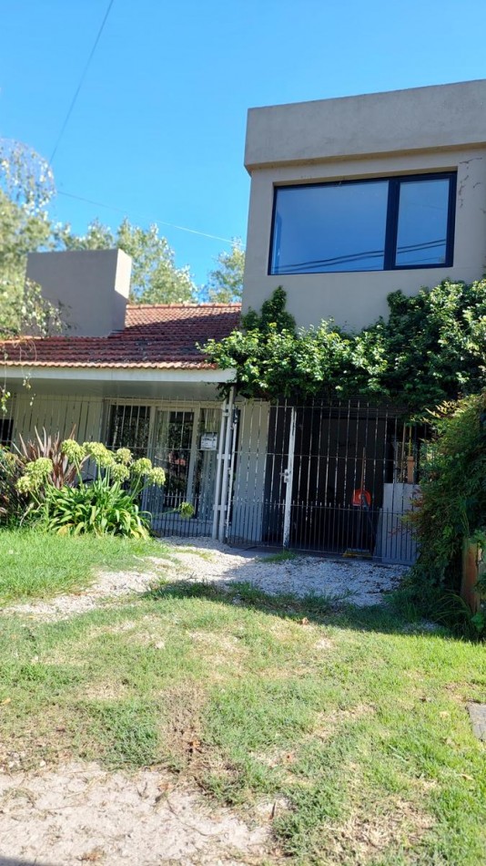 CASA 3 AMBIENTES CON ESCRITORIO Y PARQUE RECICLADA