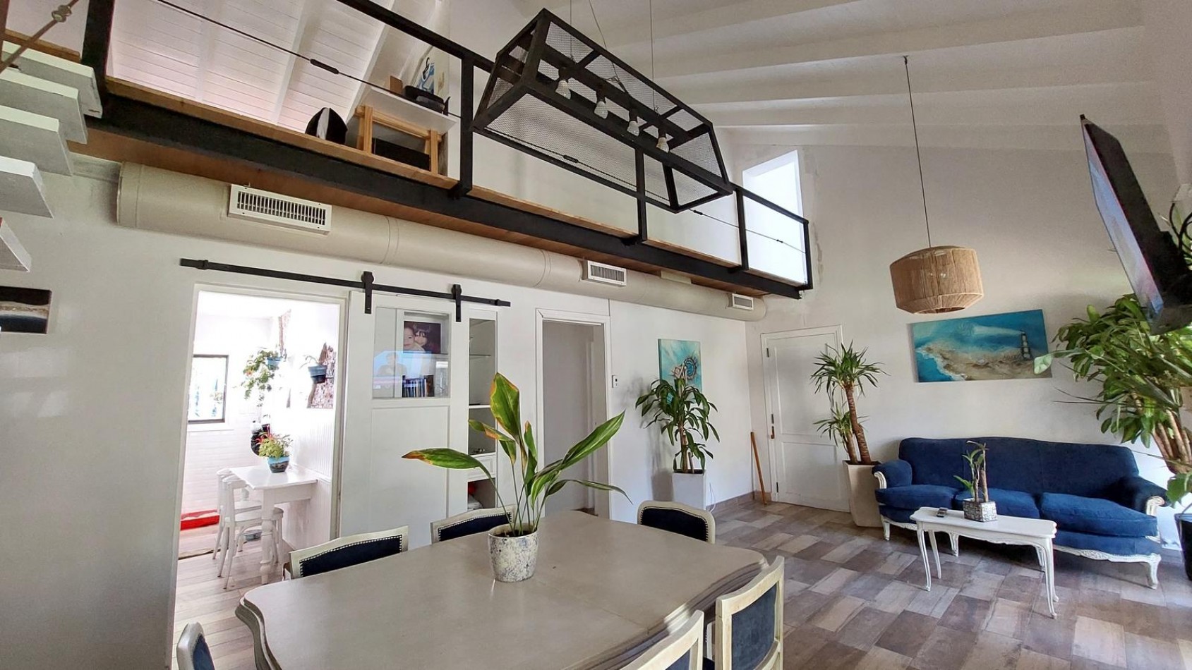 CASA 3 AMBIENTES CON ESCRITORIO Y PARQUE RECICLADA