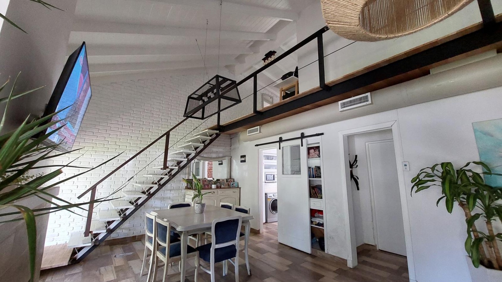 CASA 3 AMBIENTES CON ESCRITORIO Y PARQUE RECICLADA
