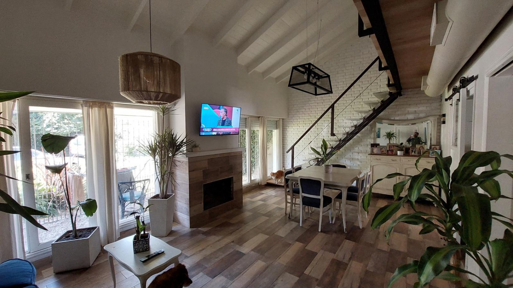 CASA 3 AMBIENTES CON ESCRITORIO Y PARQUE RECICLADA