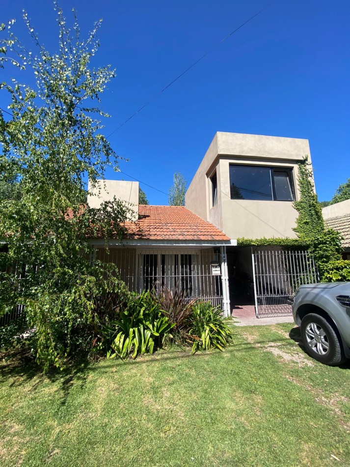 CASA 3 AMBIENTES CON ESCRITORIO Y PARQUE RECICLADA