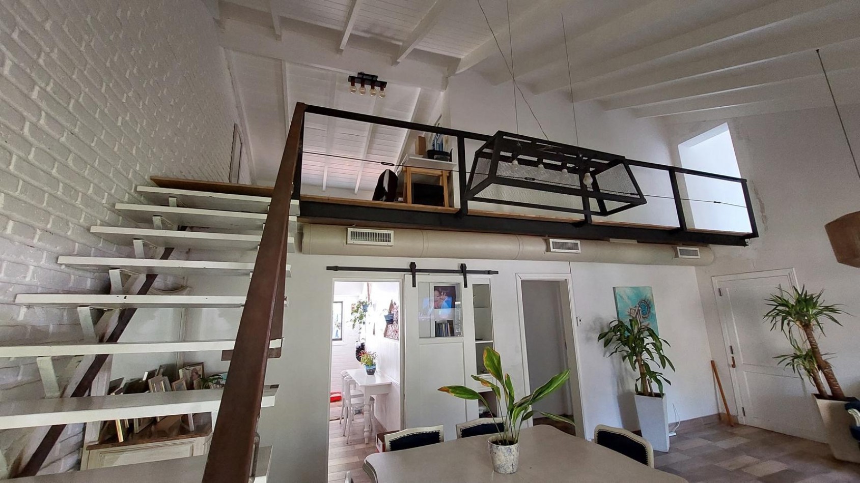 CASA 3 AMBIENTES CON ESCRITORIO Y PARQUE RECICLADA