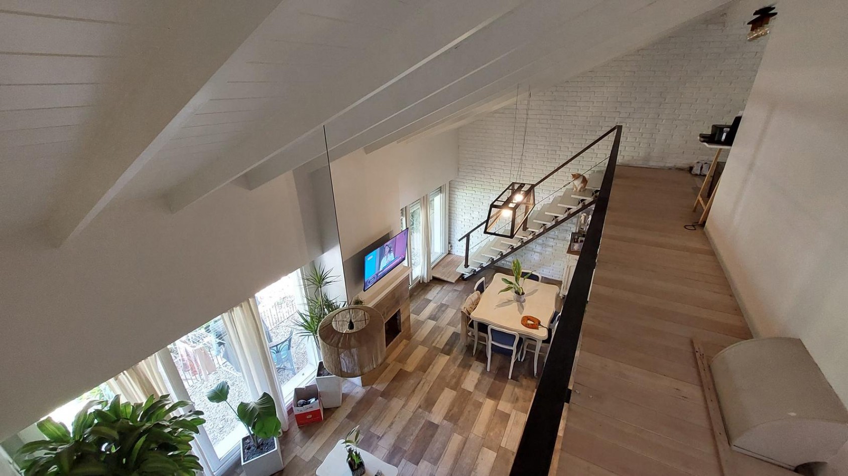 CASA 3 AMBIENTES CON ESCRITORIO Y PARQUE RECICLADA