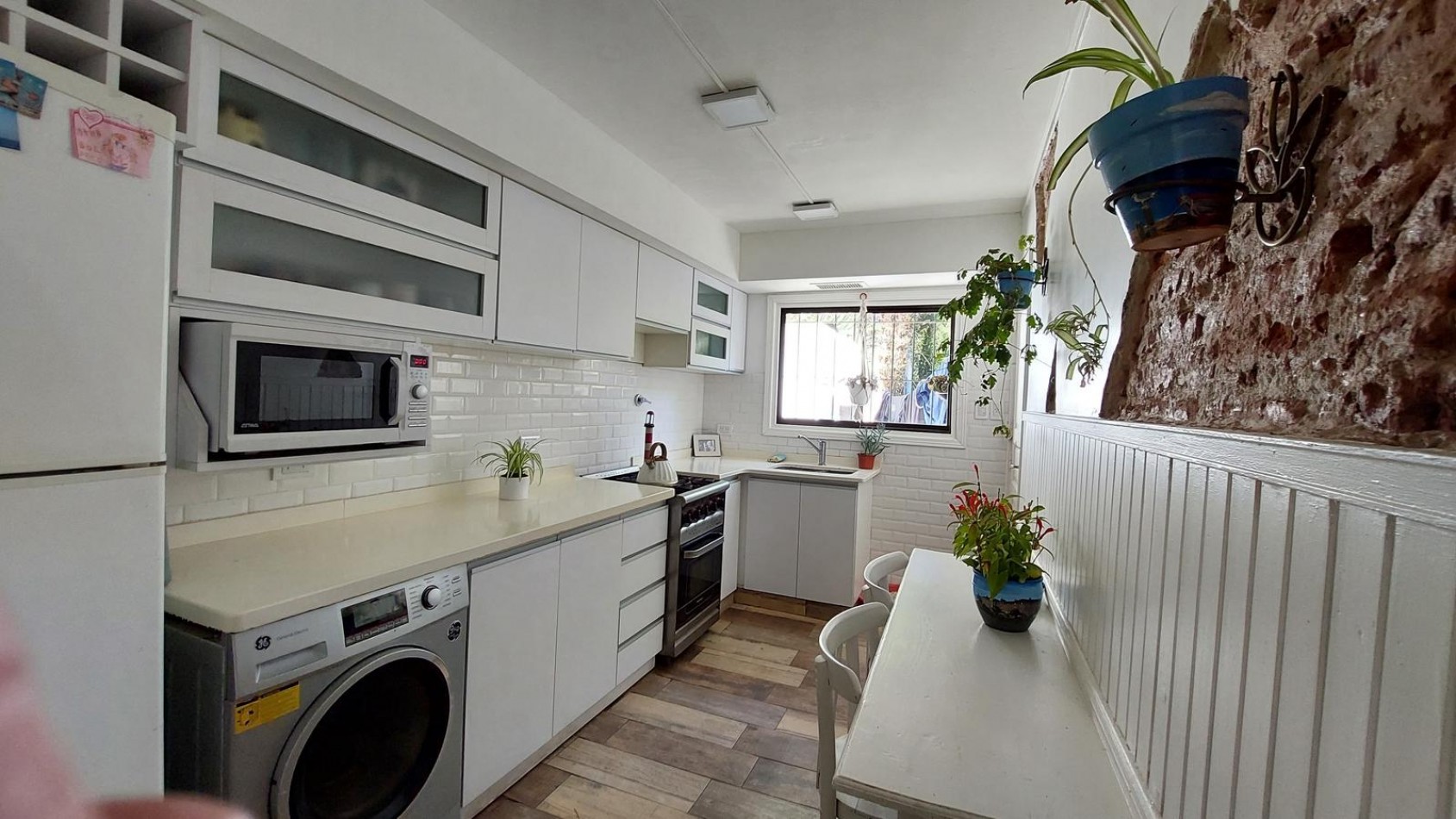 CASA 3 AMBIENTES CON ESCRITORIO Y PARQUE RECICLADA