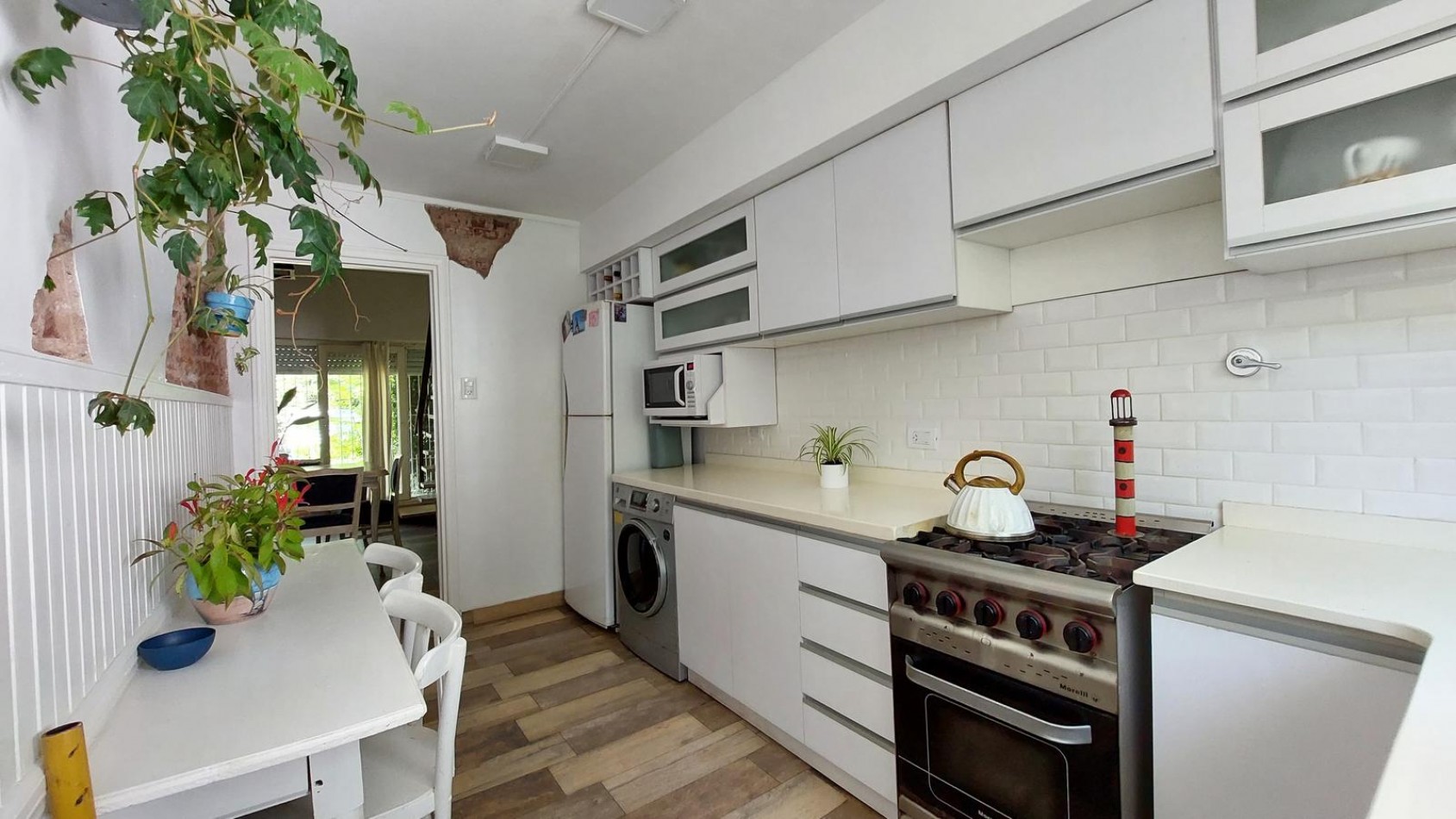 CASA 3 AMBIENTES CON ESCRITORIO Y PARQUE RECICLADA