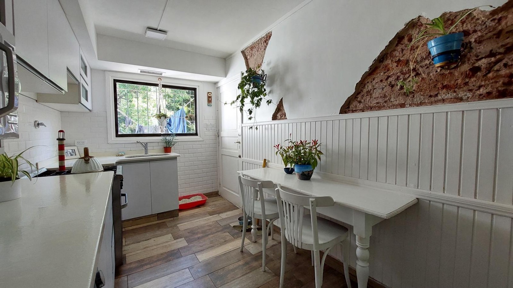 CASA 3 AMBIENTES CON ESCRITORIO Y PARQUE RECICLADA