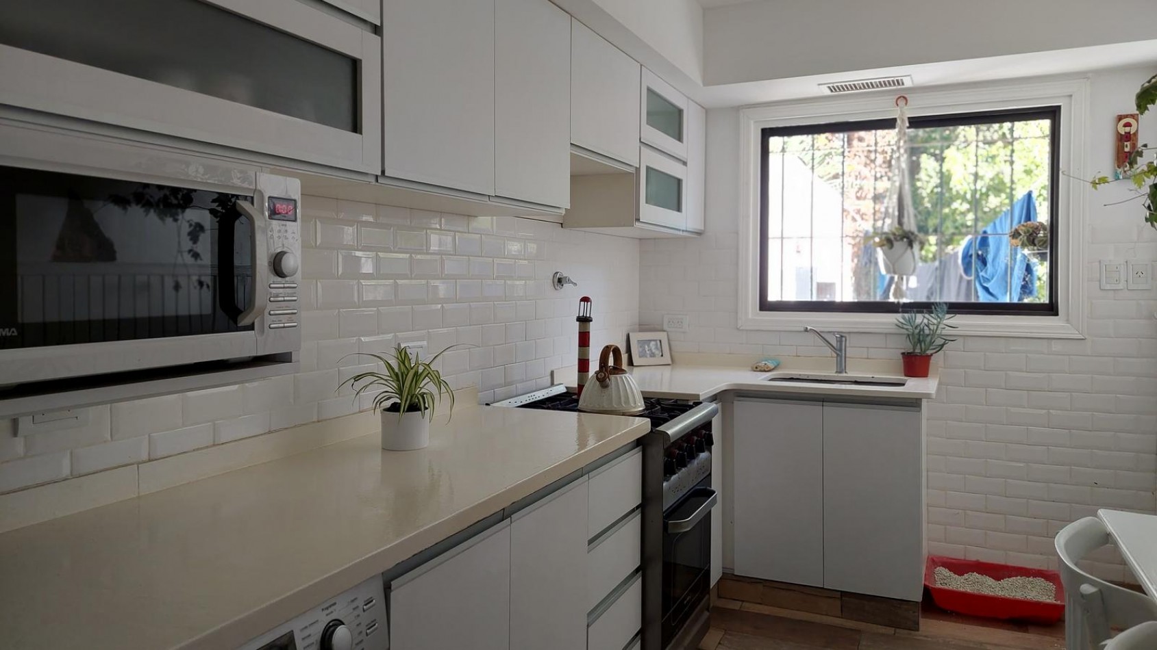 CASA 3 AMBIENTES CON ESCRITORIO Y PARQUE RECICLADA