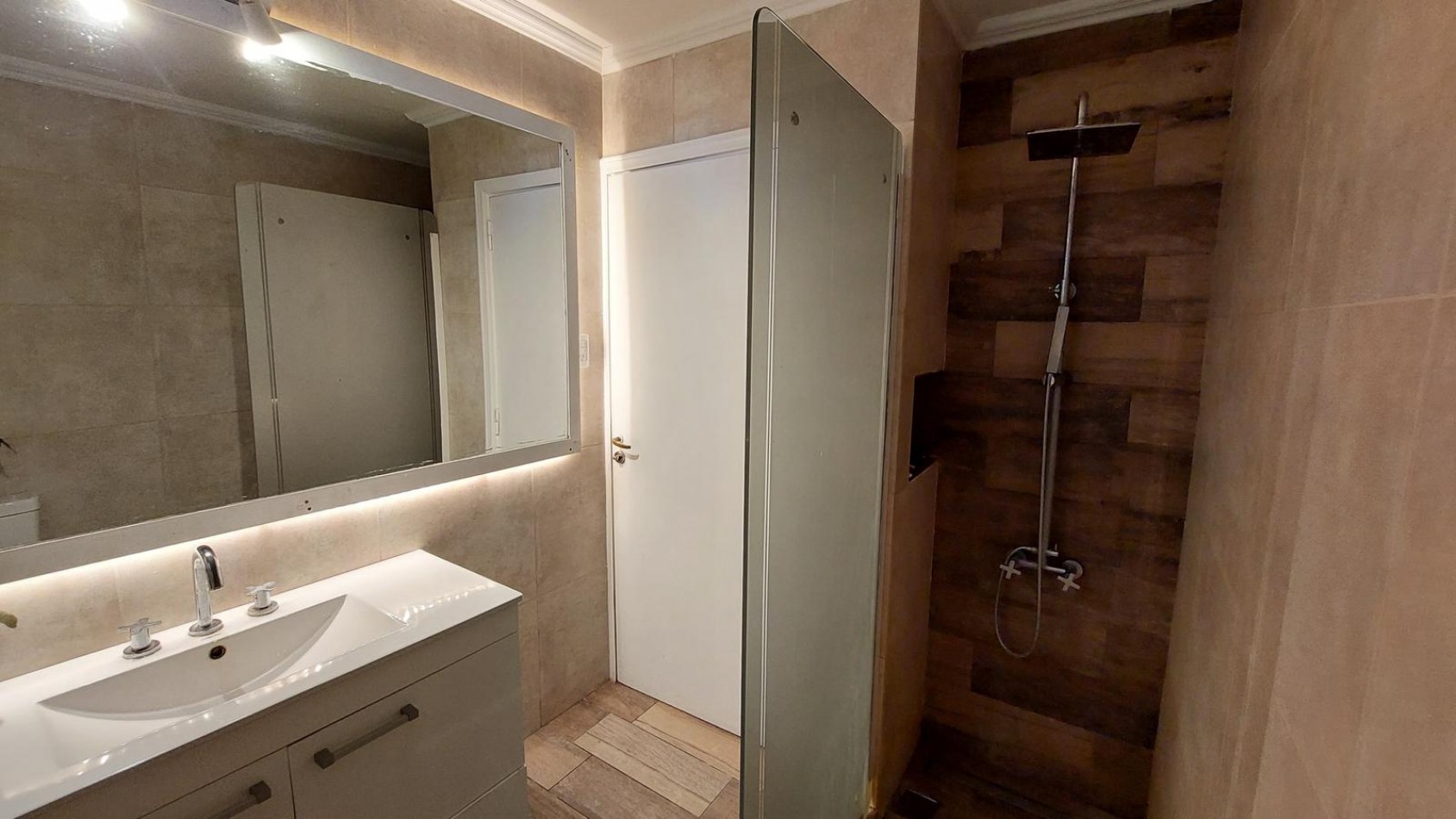 CASA 3 AMBIENTES CON ESCRITORIO Y PARQUE RECICLADA