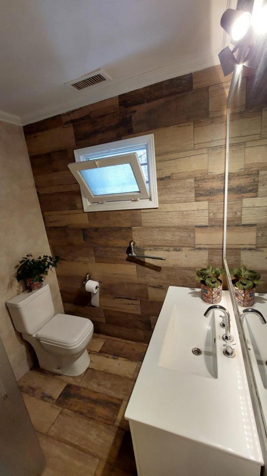 CASA 3 AMBIENTES CON ESCRITORIO Y PARQUE RECICLADA