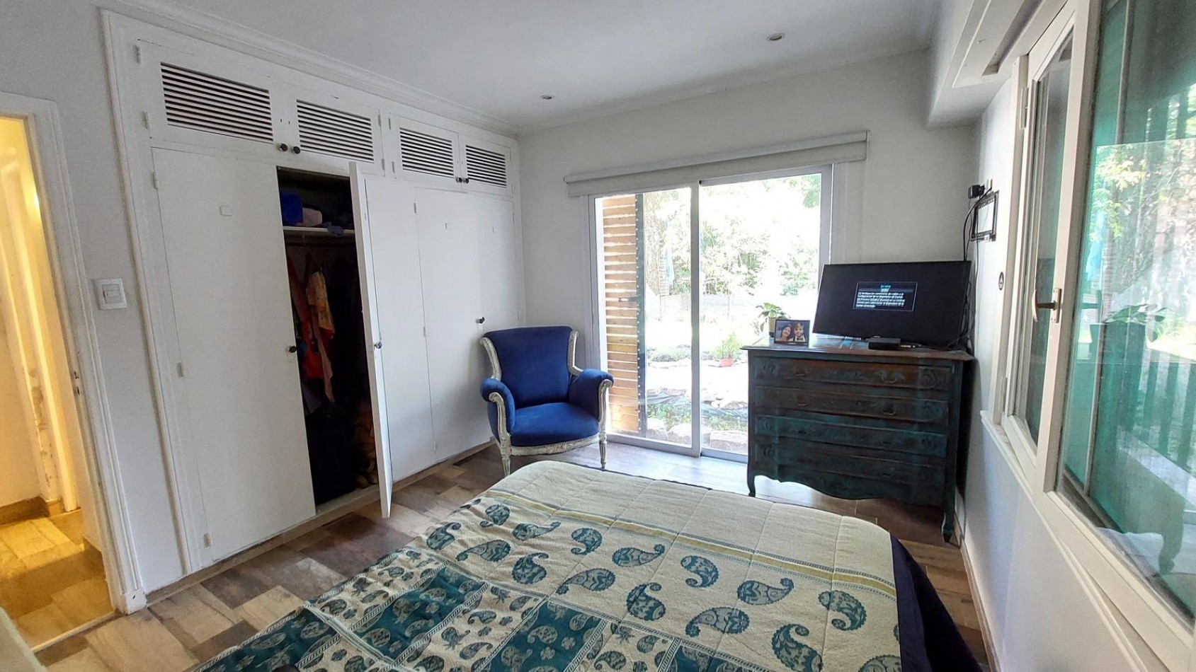 CASA 3 AMBIENTES CON ESCRITORIO Y PARQUE RECICLADA