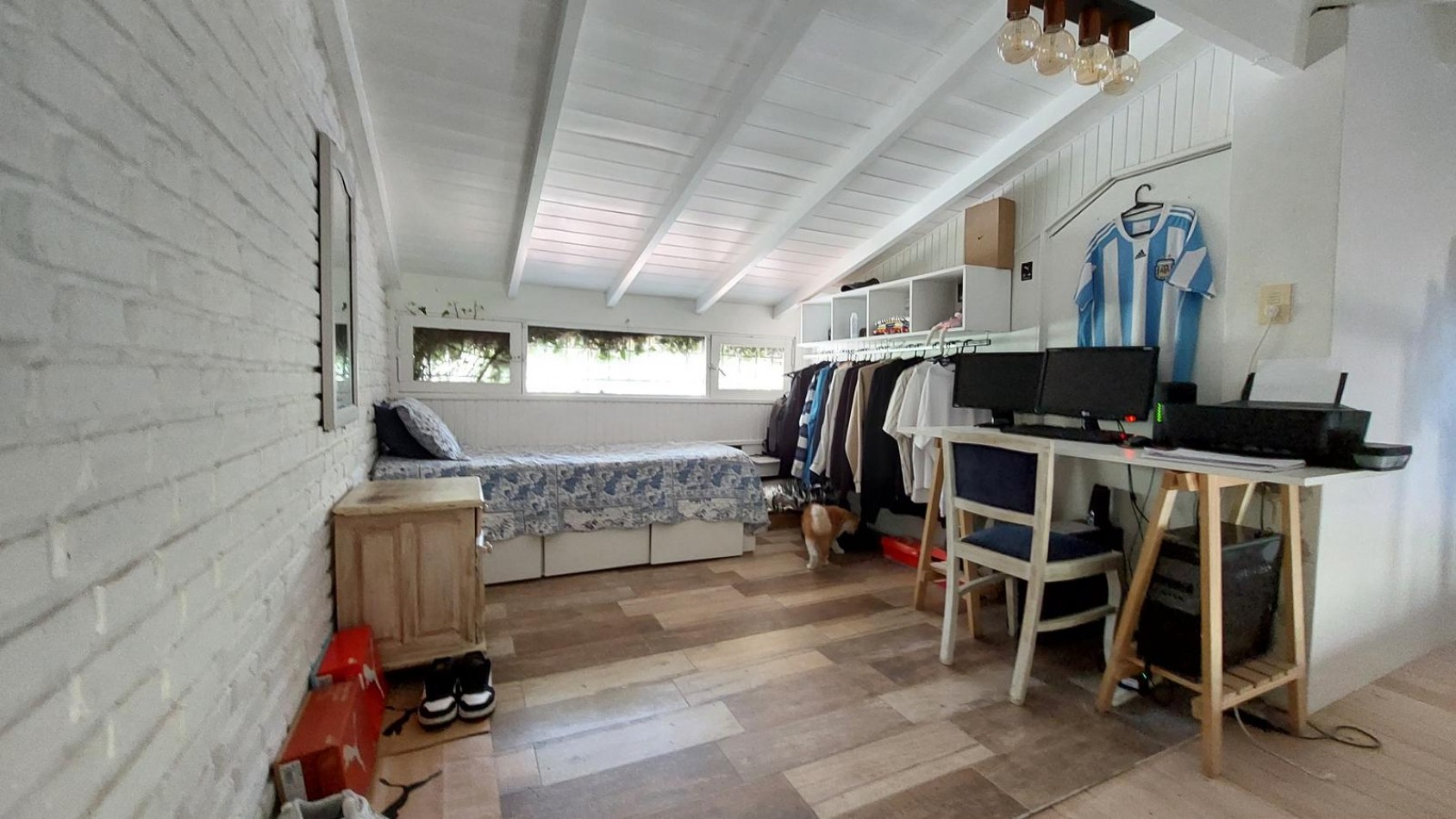 CASA 3 AMBIENTES CON ESCRITORIO Y PARQUE RECICLADA