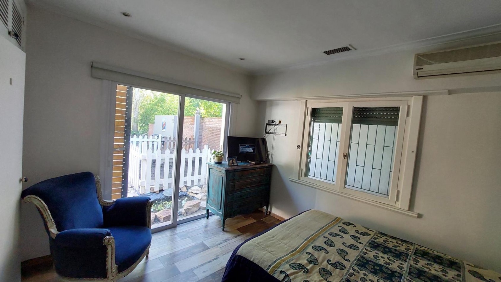 CASA 3 AMBIENTES CON ESCRITORIO Y PARQUE RECICLADA