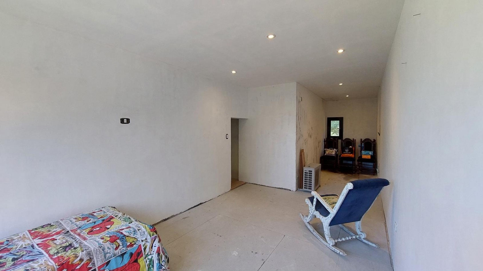 CASA 3 AMBIENTES CON ESCRITORIO Y PARQUE RECICLADA