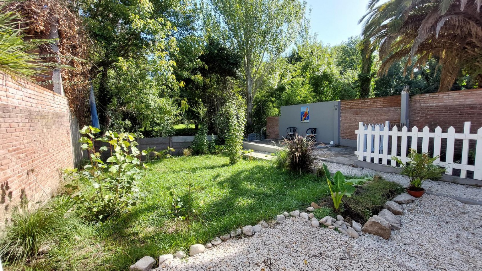CASA 3 AMBIENTES CON ESCRITORIO Y PARQUE RECICLADA