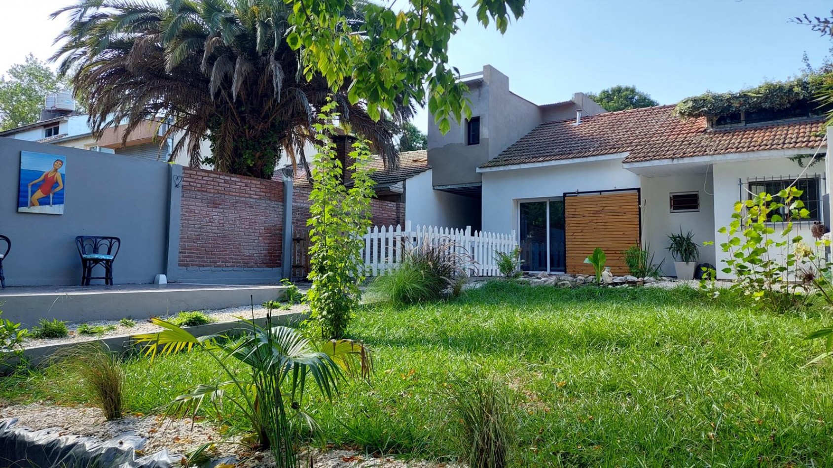 CASA 3 AMBIENTES CON ESCRITORIO Y PARQUE RECICLADA