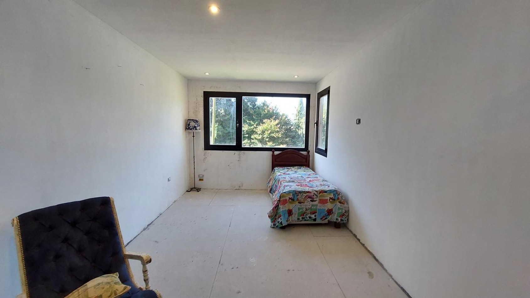 CASA 3 AMBIENTES CON ESCRITORIO Y PARQUE RECICLADA