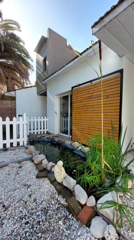 CASA 3 AMBIENTES CON ESCRITORIO Y PARQUE RECICLADA