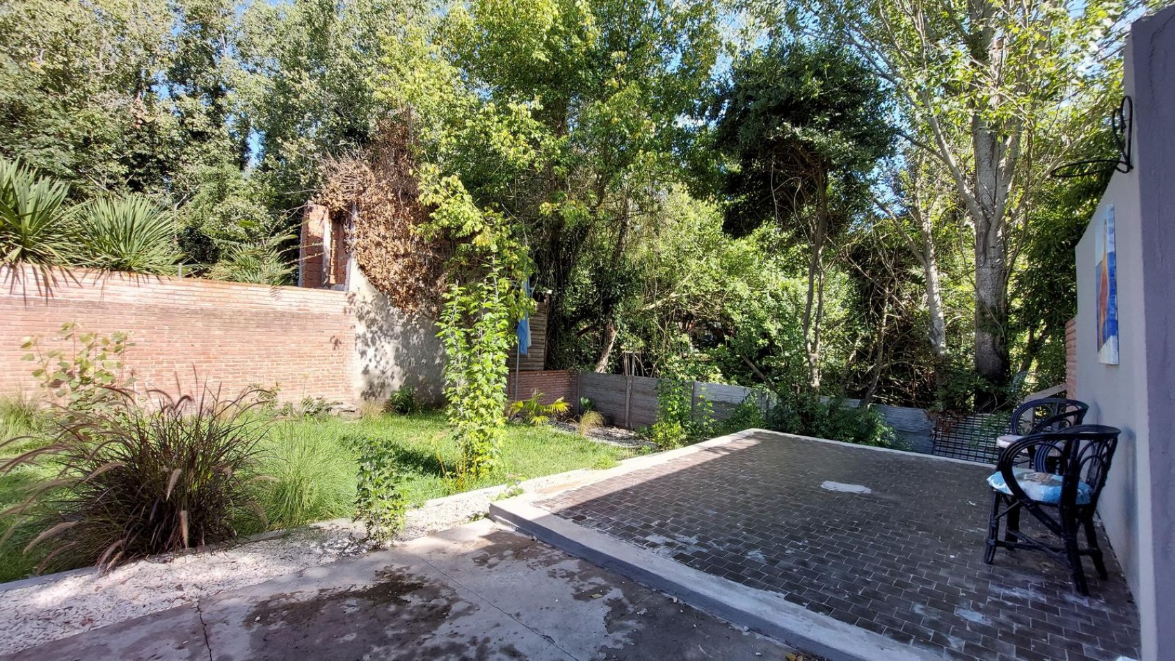 CASA 3 AMBIENTES CON ESCRITORIO Y PARQUE RECICLADA