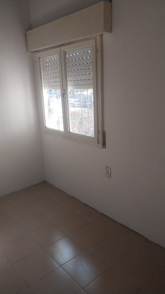 CASA Y DEPARTAMENTO PARA DOS FAMILIAS - Zona R.S.Peña y M.Bravo