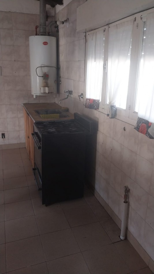 CASA Y DEPARTAMENTO PARA DOS FAMILIAS - Zona R.S.Peña y M.Bravo