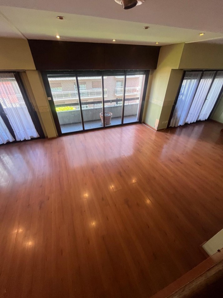 PISO DE 6 AMBIENTES CON COCHERA - LA PERLA