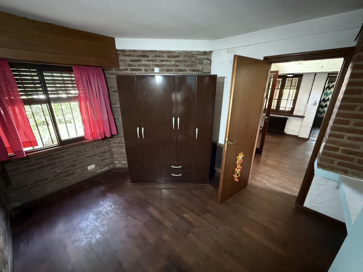 GRAN CASA QUINTA EN ESQUINA CON PARQUE 