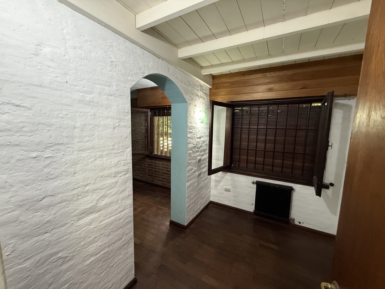GRAN CASA QUINTA EN ESQUINA CON PARQUE 