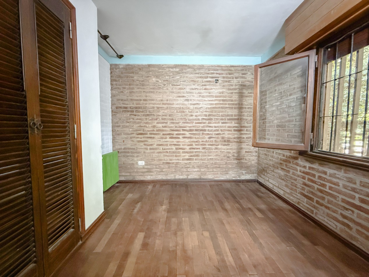 GRAN CASA QUINTA EN ESQUINA CON PARQUE 
