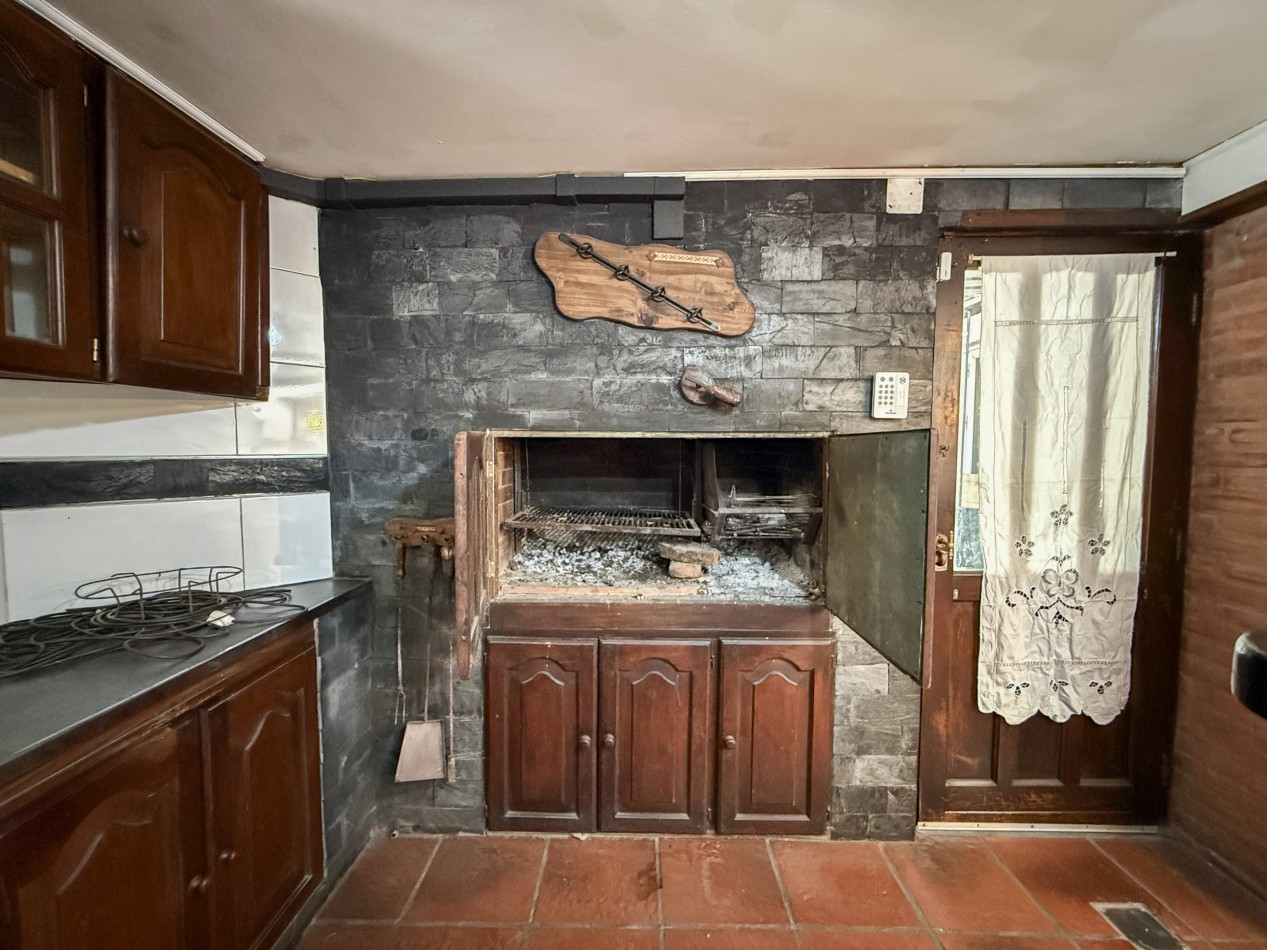 GRAN CASA QUINTA EN ESQUINA CON PARQUE 