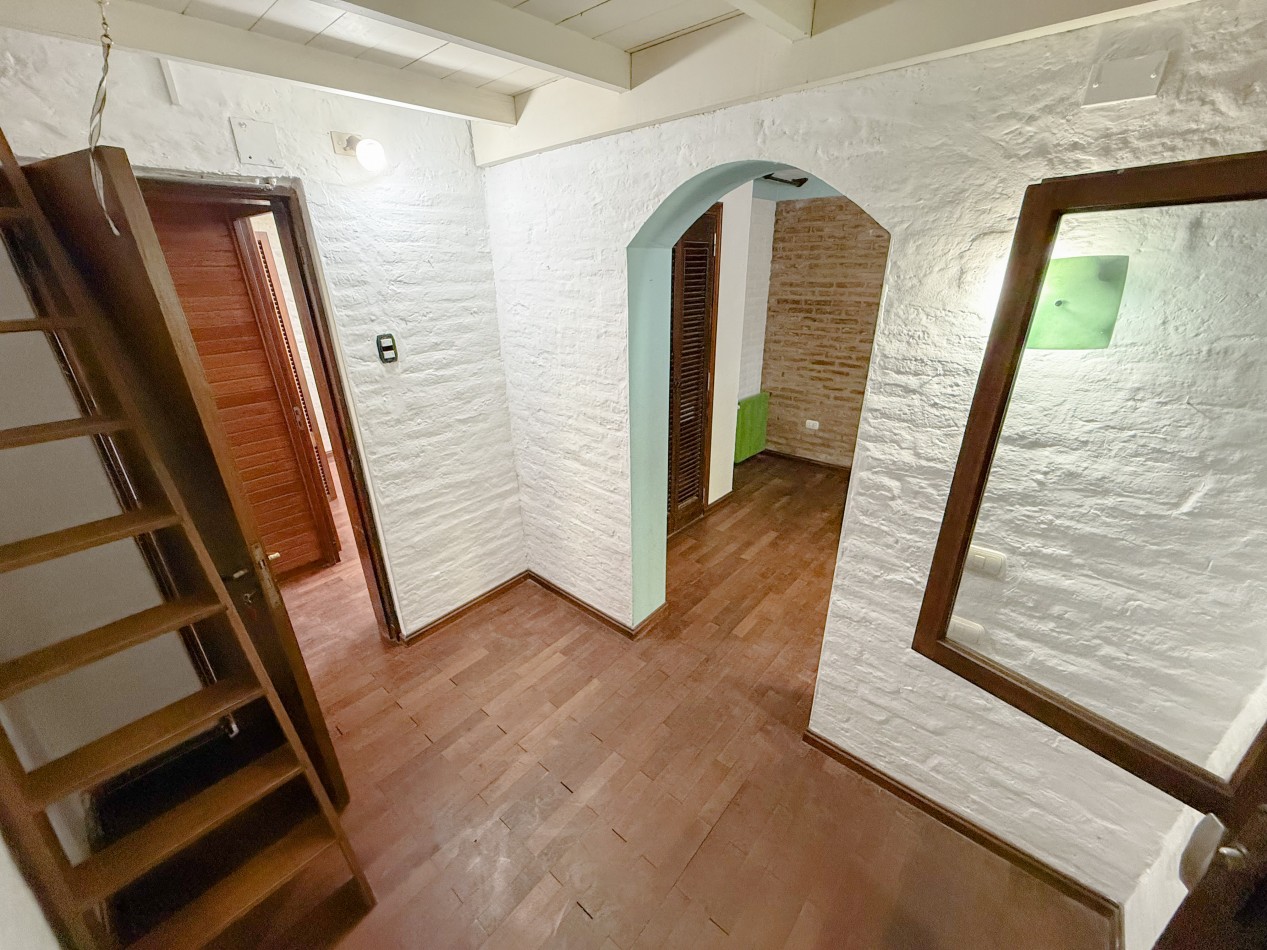 GRAN CASA QUINTA EN ESQUINA CON PARQUE 