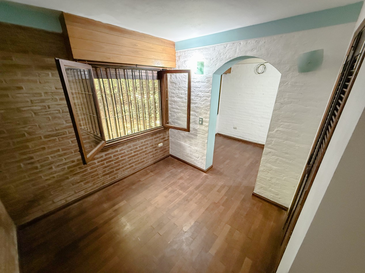 GRAN CASA QUINTA EN ESQUINA CON PARQUE 