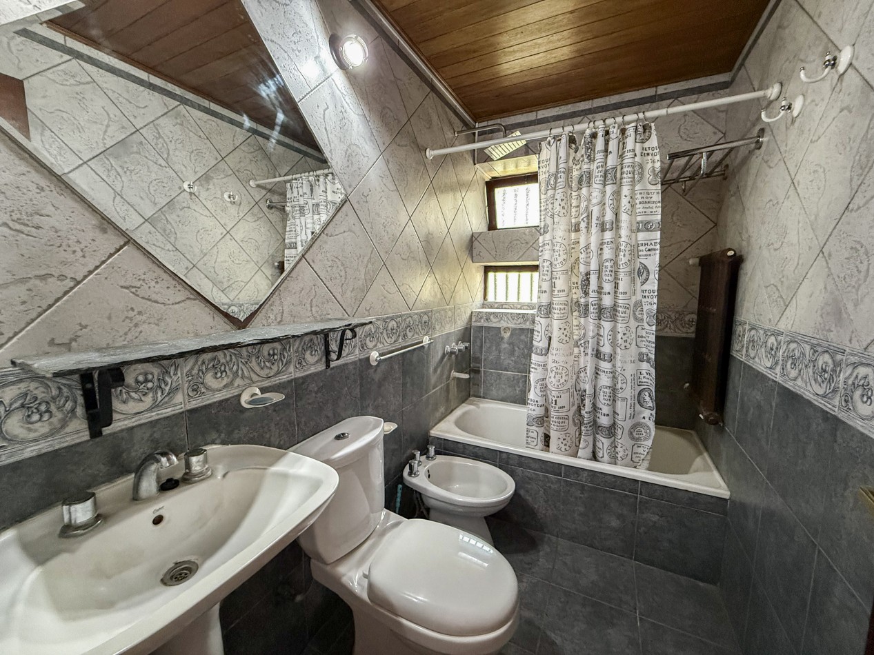 GRAN CASA QUINTA EN ESQUINA CON PARQUE 
