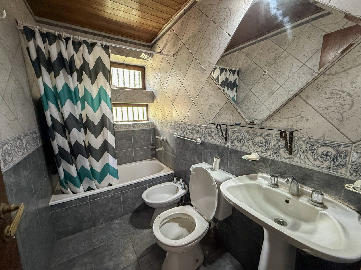 GRAN CASA QUINTA EN ESQUINA CON PARQUE 