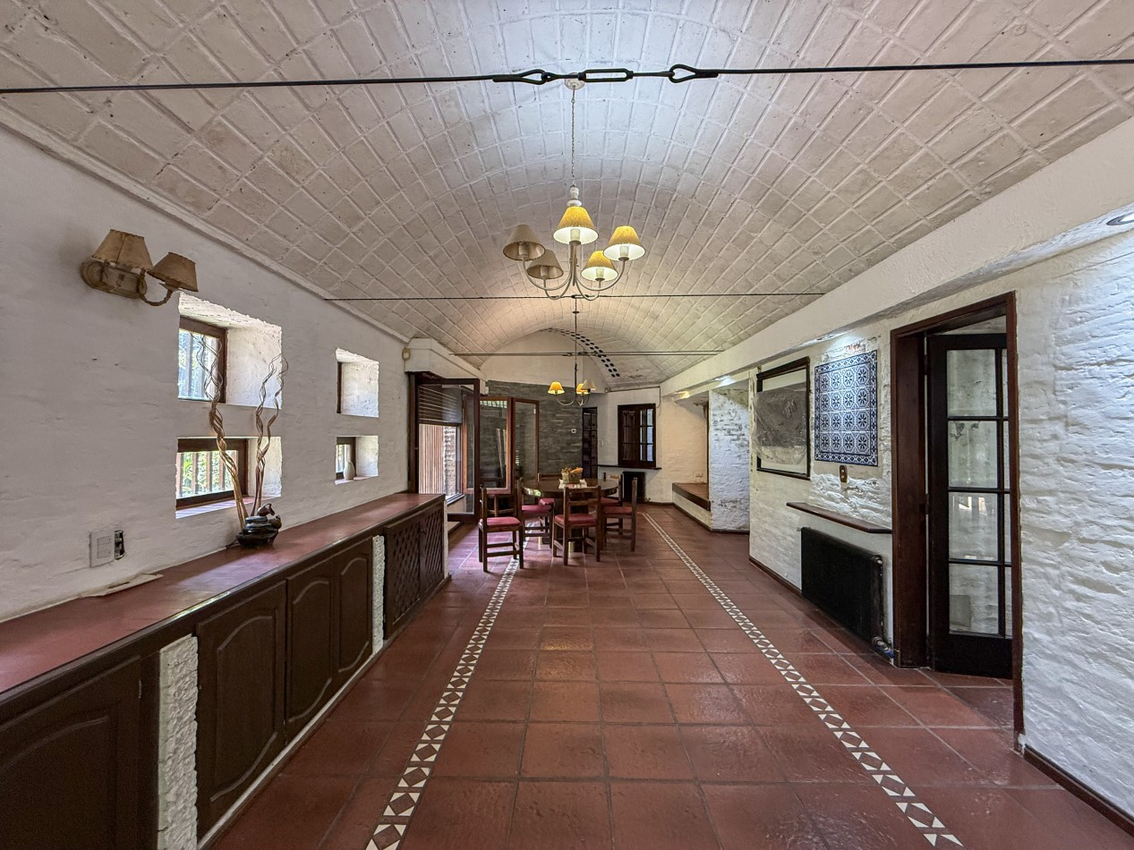 GRAN CASA QUINTA EN ESQUINA CON PARQUE 
