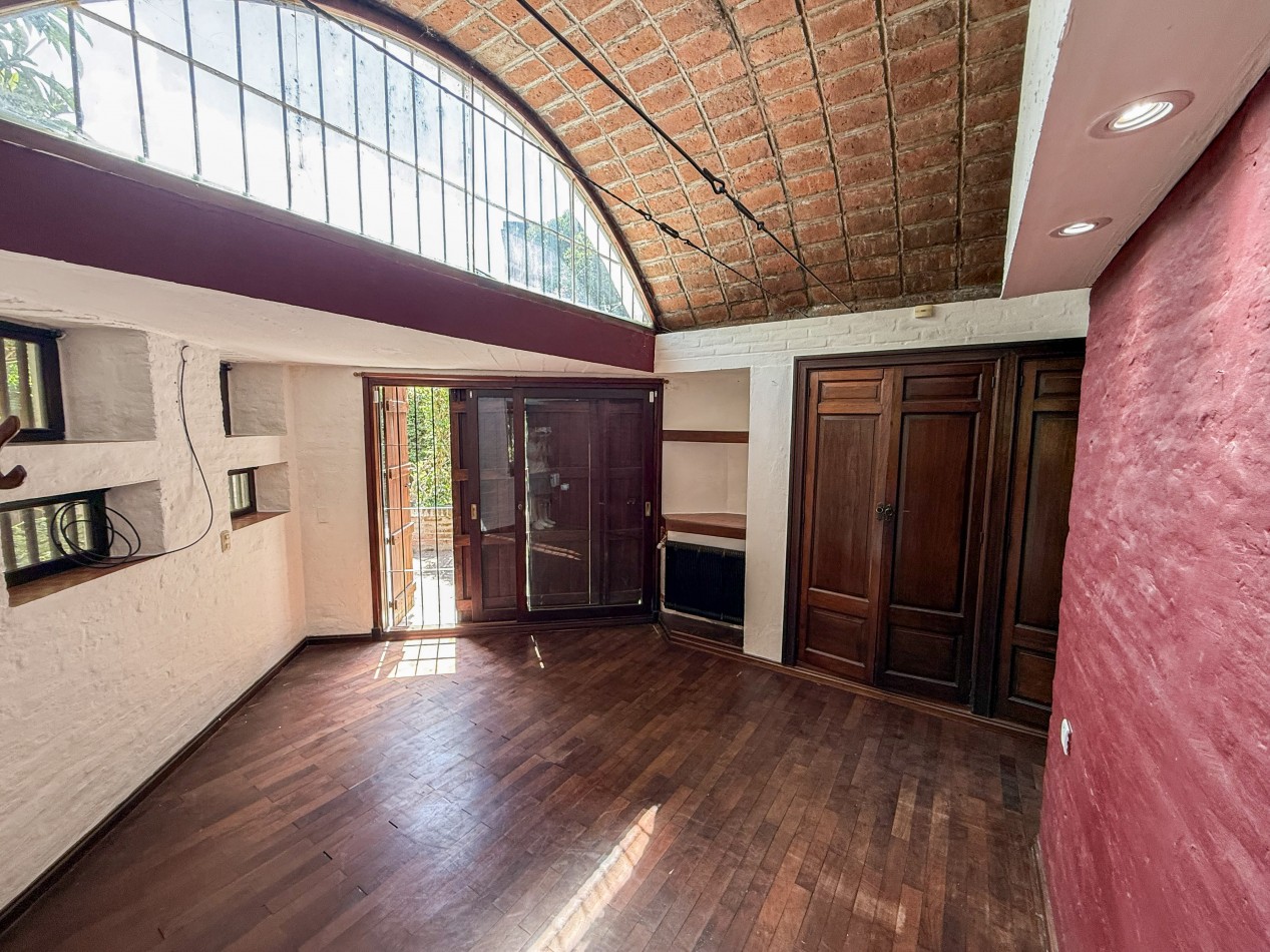 GRAN CASA QUINTA EN ESQUINA CON PARQUE 