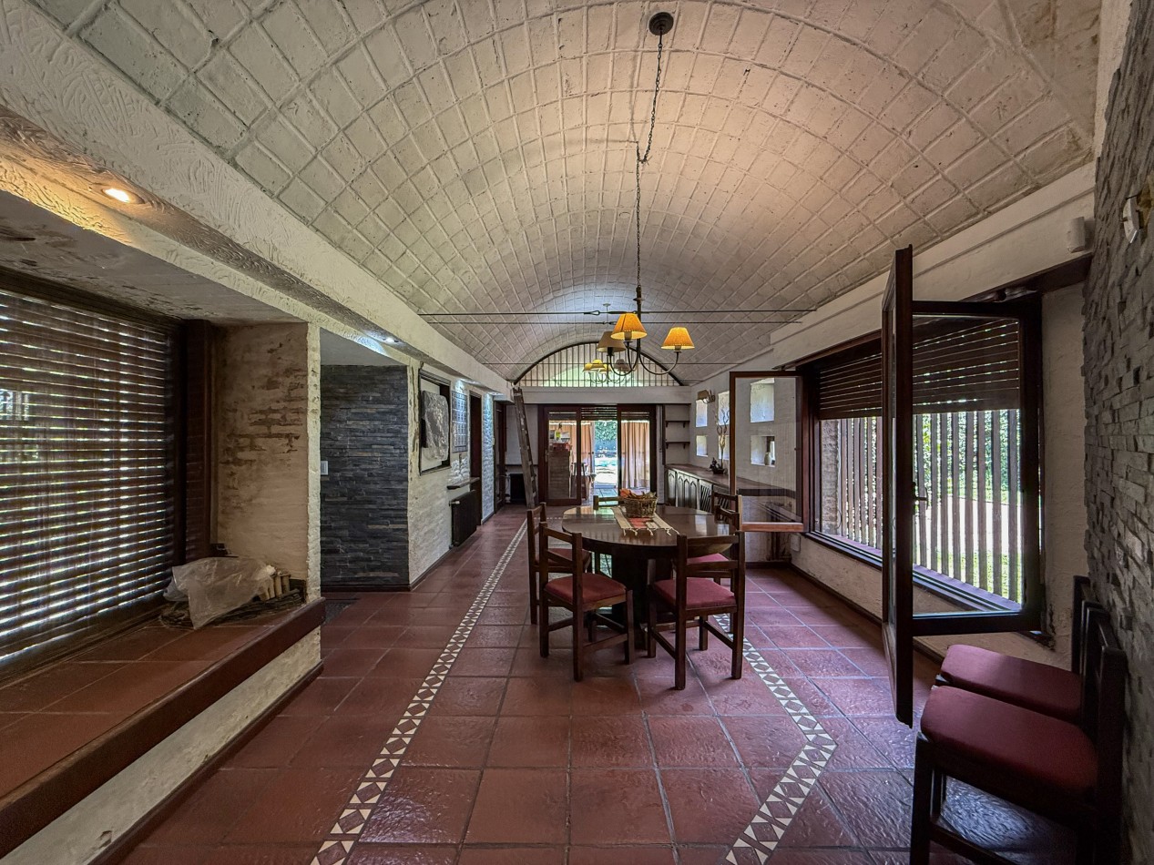 GRAN CASA QUINTA EN ESQUINA CON PARQUE 