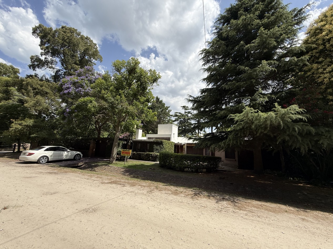 GRAN CASA QUINTA EN ESQUINA CON PARQUE 