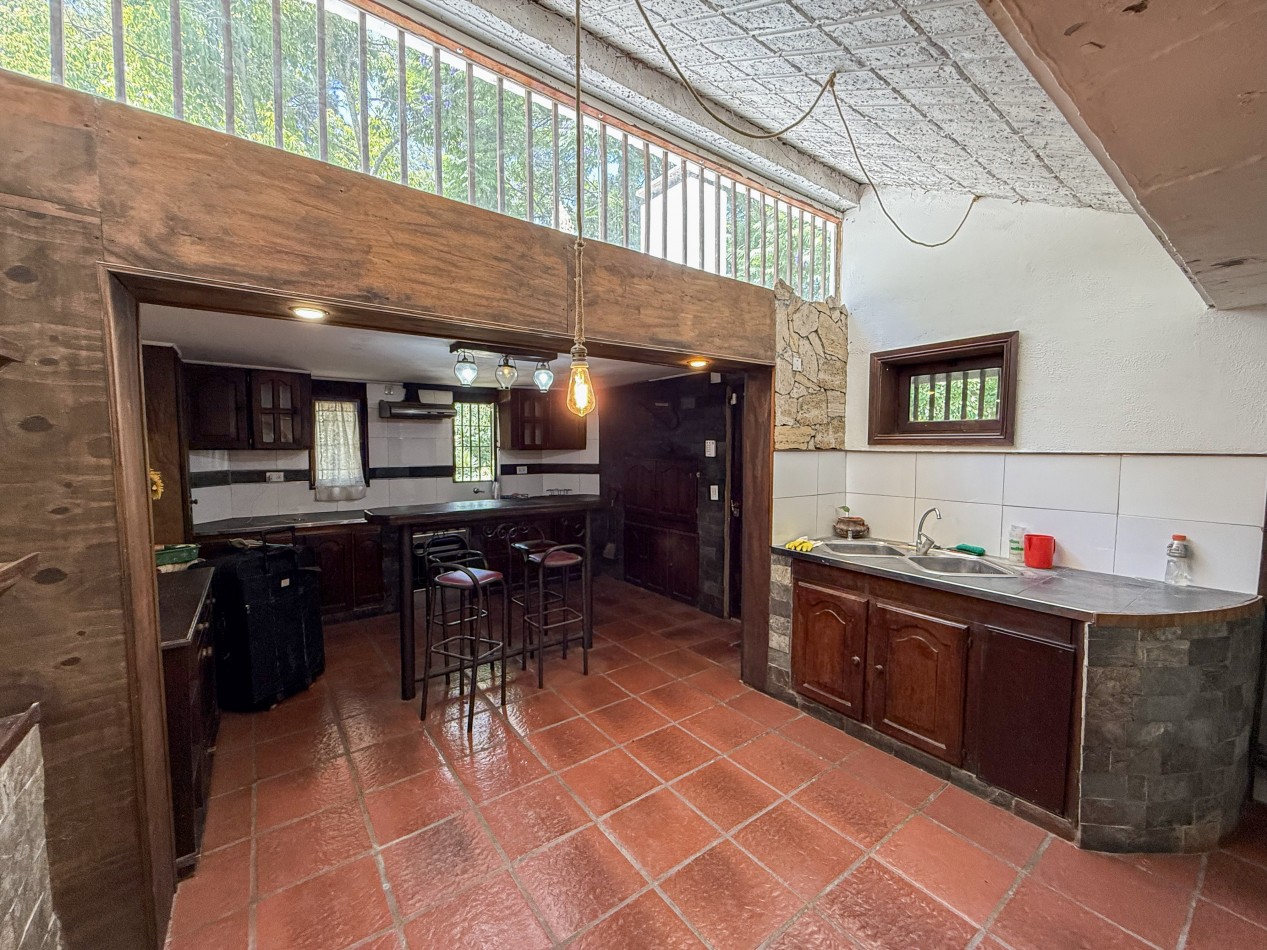 GRAN CASA QUINTA EN ESQUINA CON PARQUE 