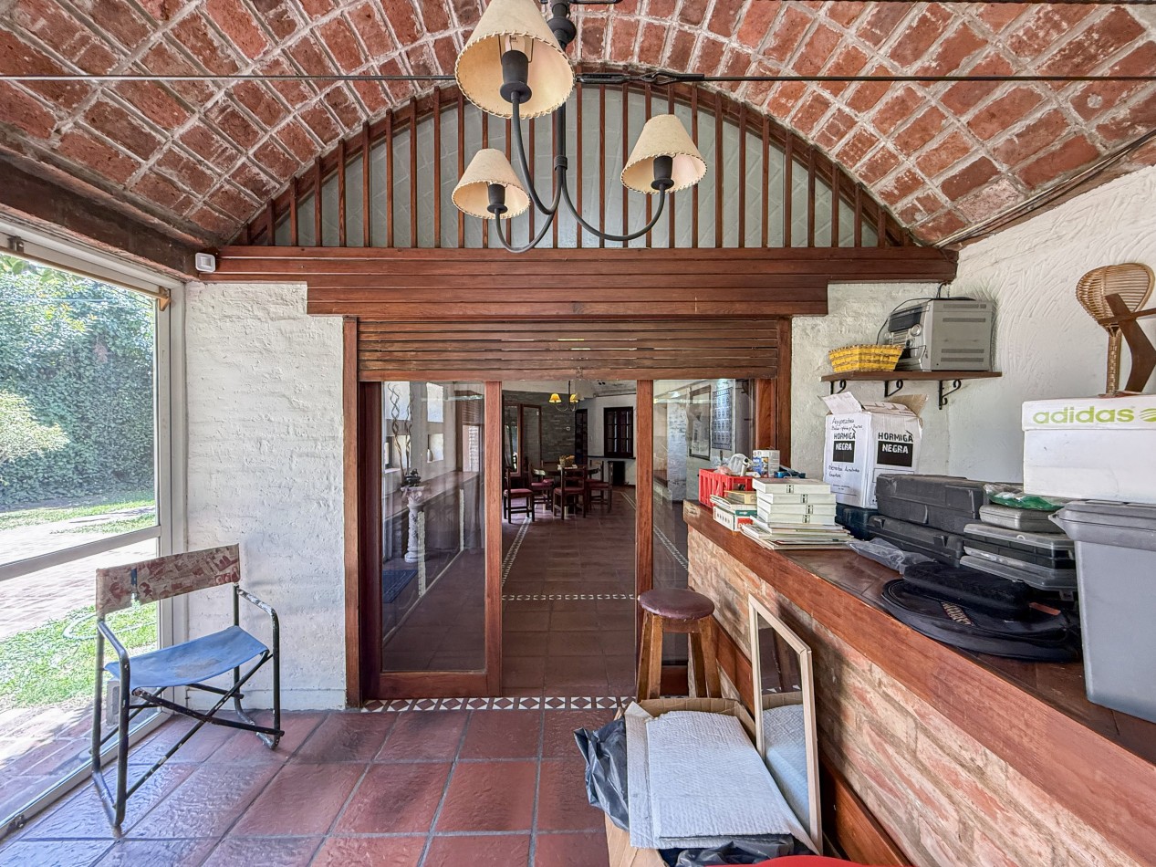 GRAN CASA QUINTA EN ESQUINA CON PARQUE 