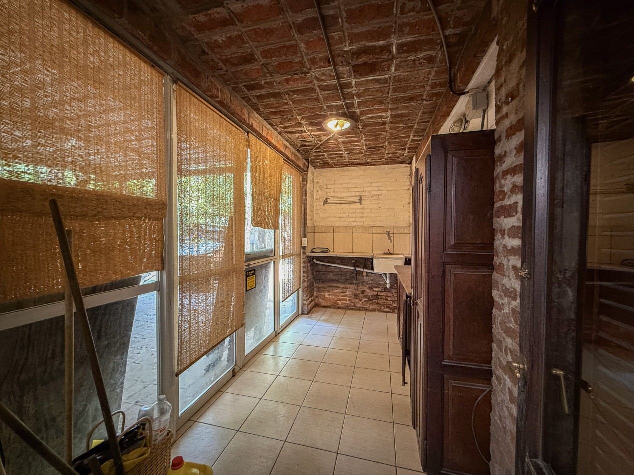 GRAN CASA QUINTA EN ESQUINA CON PARQUE 