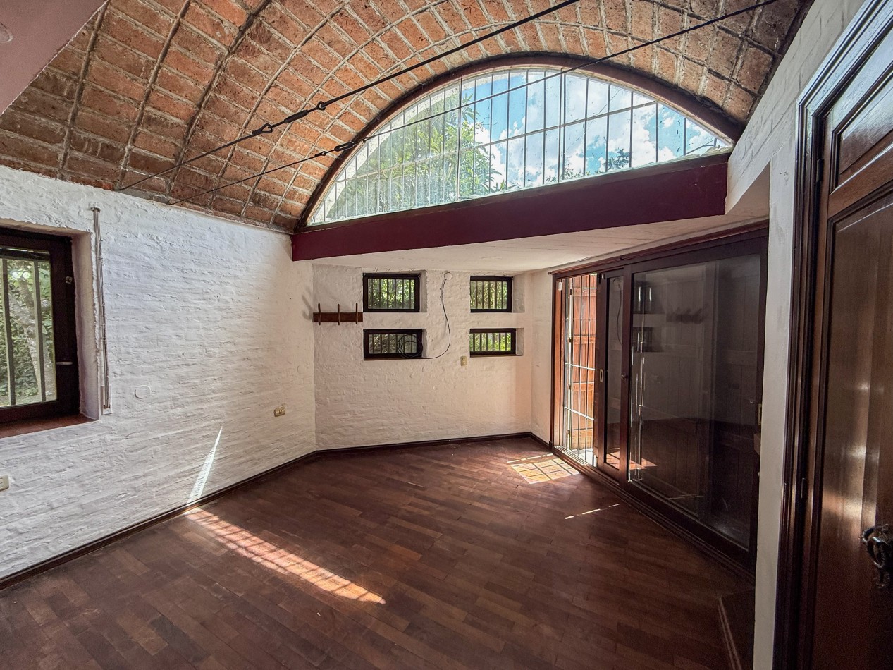 GRAN CASA QUINTA EN ESQUINA CON PARQUE 