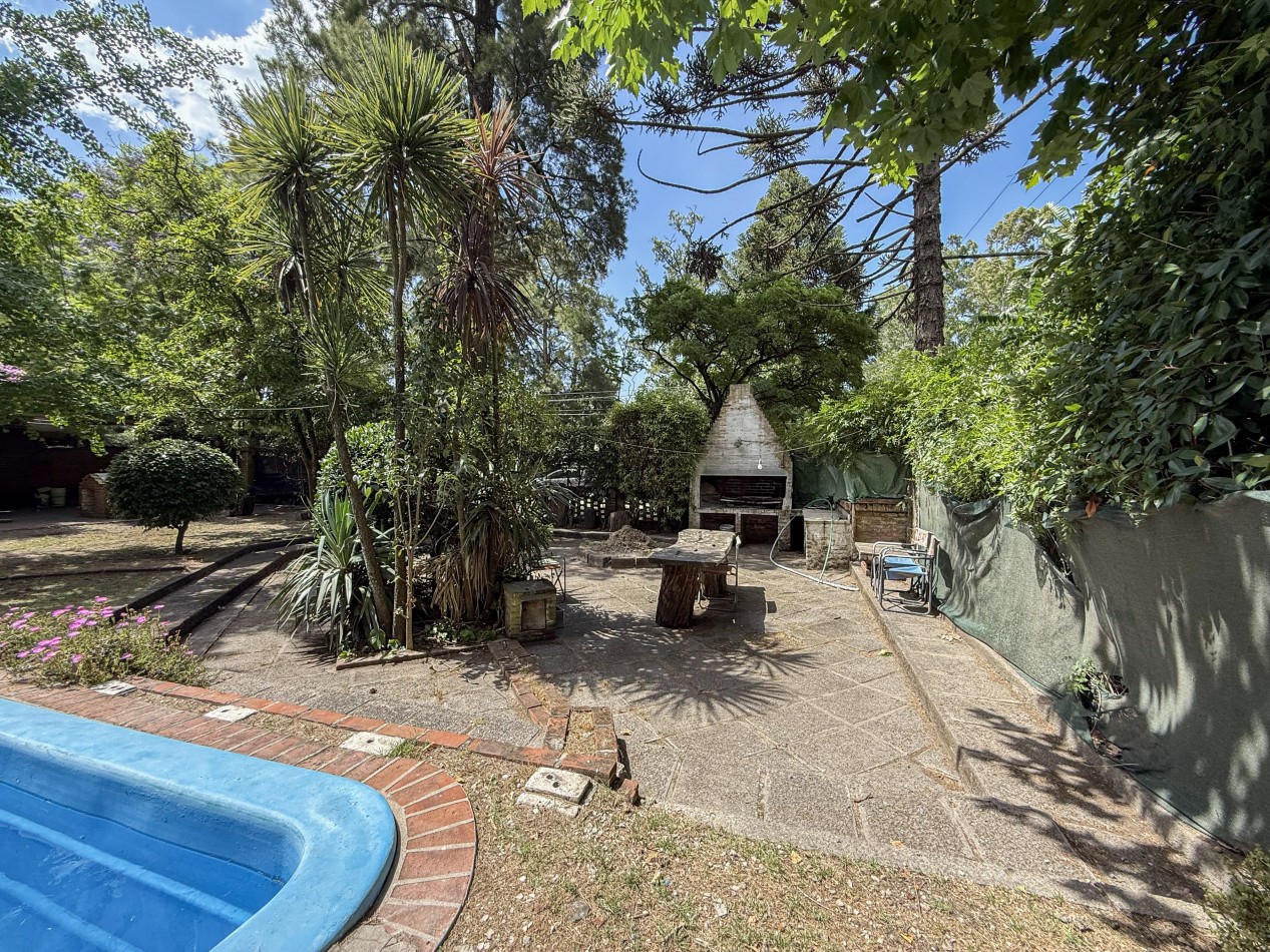 GRAN CASA QUINTA EN ESQUINA CON PARQUE 